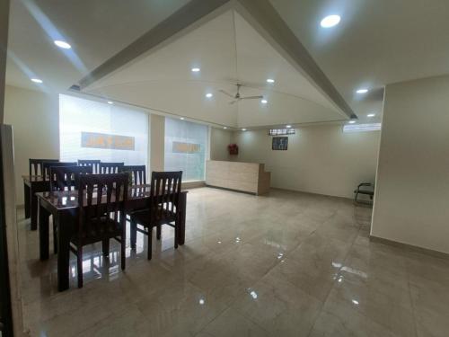 Hotel Ronit Royal - New Delhi Airport في نيودلهي: غرفة طعام مع طاولة وكراسي في غرفة