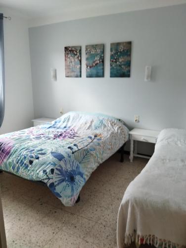 - une chambre avec un lit et trois peintures murales dans l'établissement Maison du Verdouble, à Rouffiac-des-Corbières