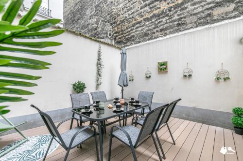 une salle à manger avec une table et des chaises dans l'établissement MBA - Felix Faure Luxury Appart proche Tour Eiffel, à Paris