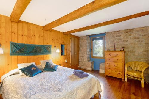 um quarto com uma cama e uma parede de madeira em Cal Malla petit em Artés