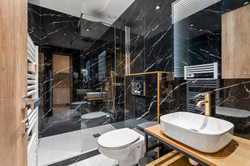 une salle de bain avec un lavabo, des toilettes et une douche dans l'établissement Nice Renting - 4FRANCE - Luxury & Comfort Suite by the Sea & Terrace, à Nice