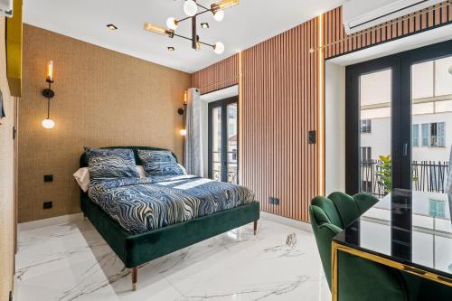 une chambre avec un lit et un balcon dans l'établissement Nice Renting - 4FRANCE - Luxury & Comfort Suite by the Sea & Terrace, à Nice