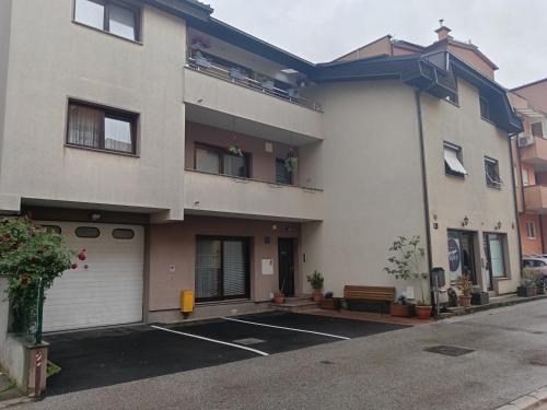 een gebouw met een parkeerplaats ervoor bij Fran in Novi Zagreb