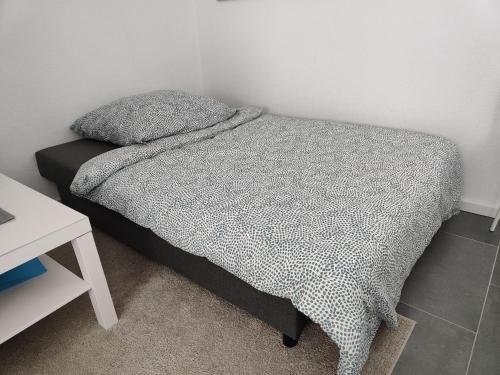 Un dormitorio con una cama con una manta. en Ferienwohnung-Heide-2 en Walsrode