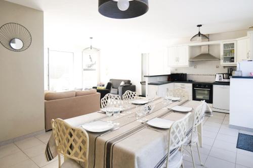 une cuisine et une salle à manger avec une table et des chaises dans l'établissement Maison au calme, proche océan, Les Sables 6 personnes, à Les Sables-dʼOlonne