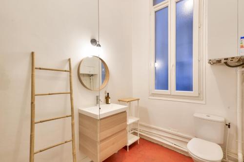 une salle de bain avec un lavabo et un miroir et des toilettes dans l'établissement NOCNOC - Le Liberté, à Marseille