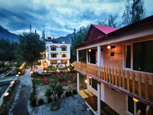 uma vista para um edifício com uma varanda em Trout Villa em Skardu