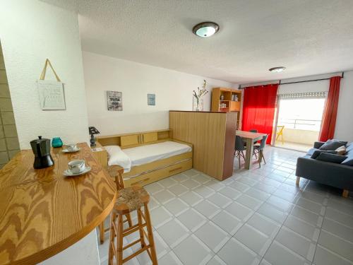 ein Wohnzimmer mit einem Sofa und einem Tisch in der Unterkunft Apartamentos Peñismar I-II 3000 in Peñíscola