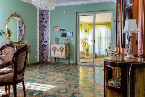 Et opholdsområde på La Terrazza sul Tramonto - Apartment in a villa near the sea in San Leone - Parking and Air Conditioning