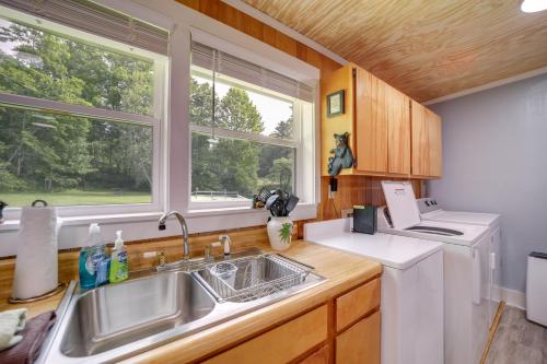 uma cozinha com um lavatório e uma janela em Pet-Friendly Cashiers Cabin Fire Pit, Near Lakes! em Cashiers