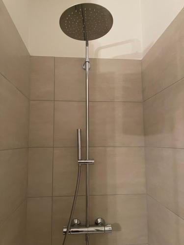 een douche met een douchekop in de badkamer bij Riva House in Riva del Garda