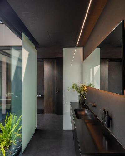 a bathroom with a black counter and a sink at Hotel Pepe Vieira in Raxo