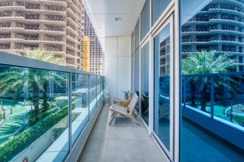 Μπαλκόνι ή βεράντα στο GuestReady - Luxury haven at Marina Arcade