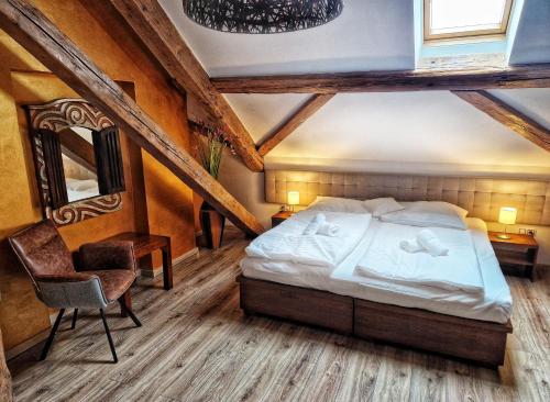 Tempat tidur dalam kamar di In Spirit, hotel v Rožnovském pivovaru - Pivní Lázně, Wellness & Čokoládovna