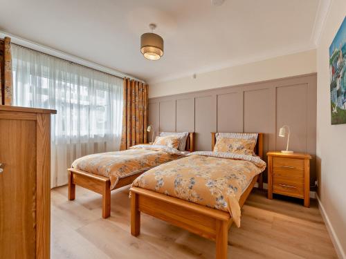 a bedroom with two twin beds and a window at 2 Bed in Saundersfoot 94207 in Saundersfoot