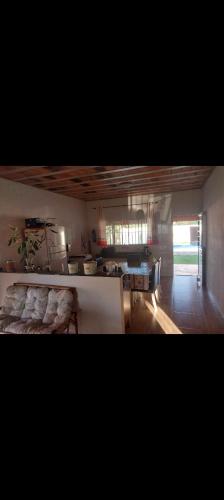 Zimmer mit einer Küche mit einem Bett. in der Unterkunft Chácara cantinho da paz in Quadra