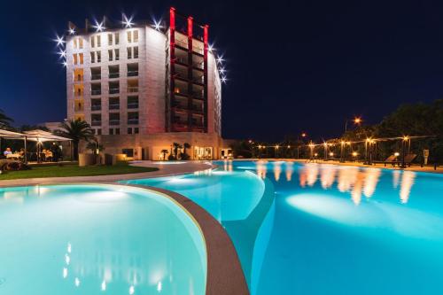 un hôtel avec piscine la nuit dans l'établissement Delta Hotels by Marriott Olbia Sardinia, à Olbia