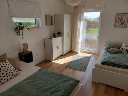 Habitación con cama, sofá y ventana en Ferienhaus Casa Neugrua en Stockheim