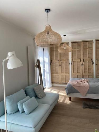 un salon avec un canapé et un lit dans l'établissement S1 Villa Fleur de Cacao, à Opio