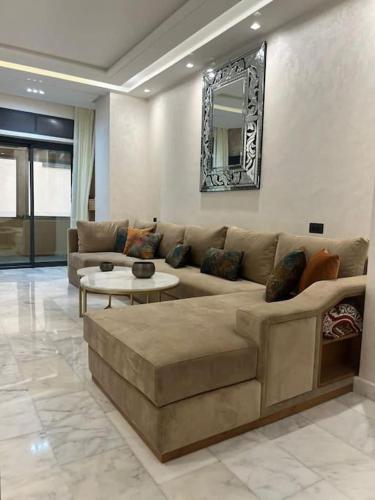 een woonkamer met een bank en een tafel bij apartment safir 2 (families) in Tanger