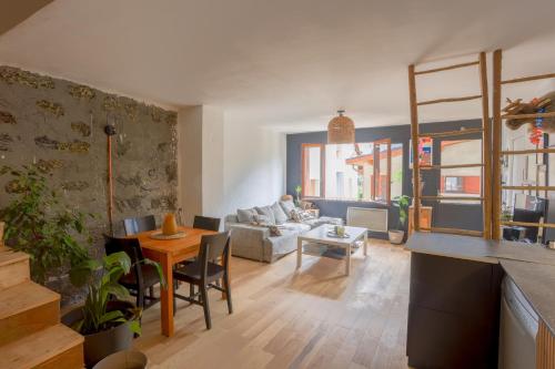 un salon avec une table et un canapé dans l'établissement Appartement au cœur de l'Oisans, au Bourg-dʼOisans