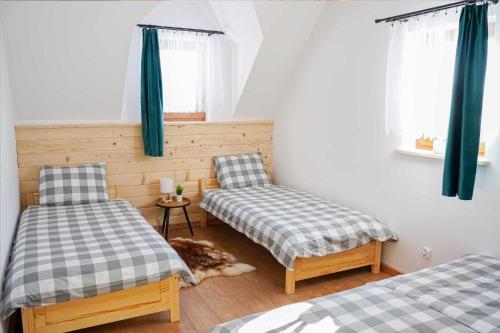 - une chambre avec 2 lits et un chien posé à l'étage dans l'établissement Domek Z Widokiem Szaflary, à Szaflary