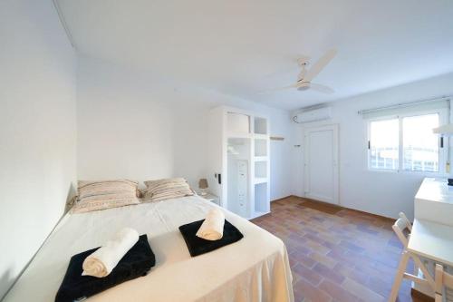 a bedroom with a large bed with socks on it at Lirondo in San José