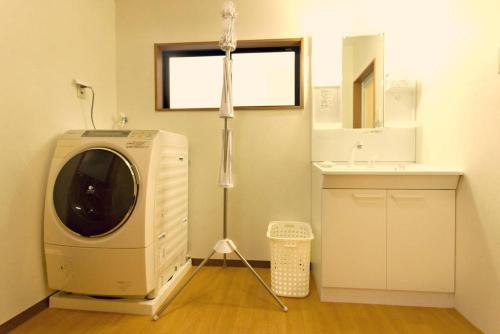 Cette chambre dispose d'un lave-linge et d'un lavabo. dans l'établissement Fukujutei / Vacation STAY 6332, à Osaka