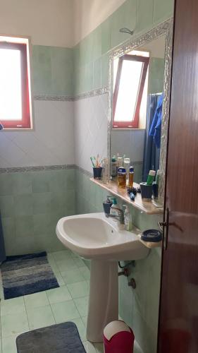 ガリポリにあるAttico Mimose Baia Verdeのバスルーム(洗面台、鏡付)
