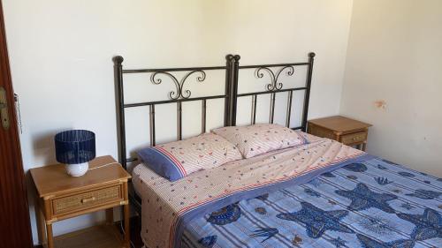 ガリポリにあるAttico Mimose Baia Verdeのベッドルーム1室(ベッド1台、ナイトスタンド2台付)