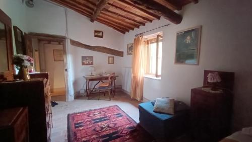 a living room with a table and a window at Agriturismo Podere Tegline in Radda in Chianti