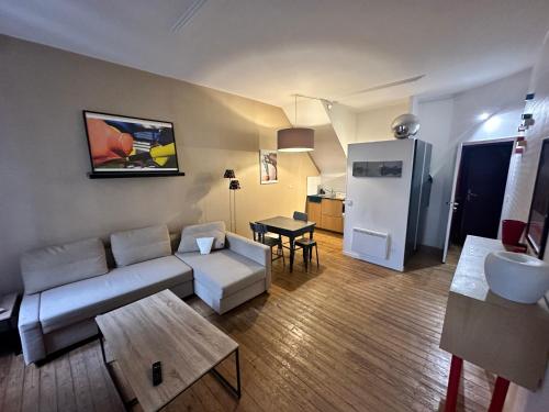 un salon avec un canapé et une table dans l'établissement Standing Apartment T2 near the train station and, à Tours