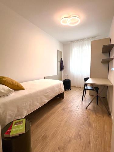 a bedroom with a bed and a desk and a window at LA ROSA DEL SILE in Quarto dʼAltino