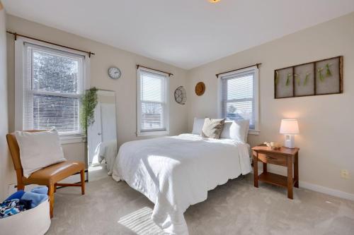 Cama o camas de una habitación en 2 Bedroom House w Large Outdoor and Firepit