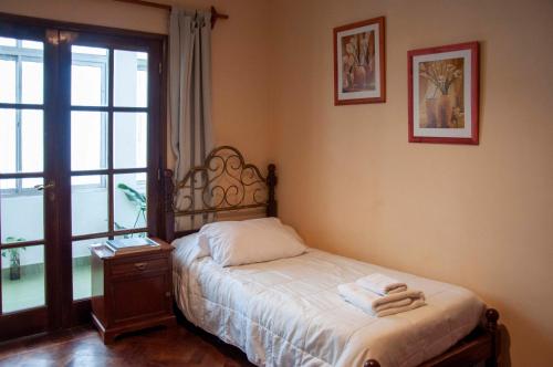 1 dormitorio con cama y ventana en Aires de Salta II 3 pisos por escalera en Salta