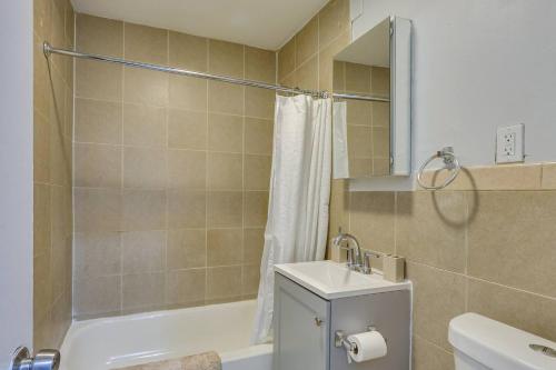 y baño con aseo, lavabo y ducha. en Perfect for Relaxation cozy room 6 mins Newark Airport en Newark