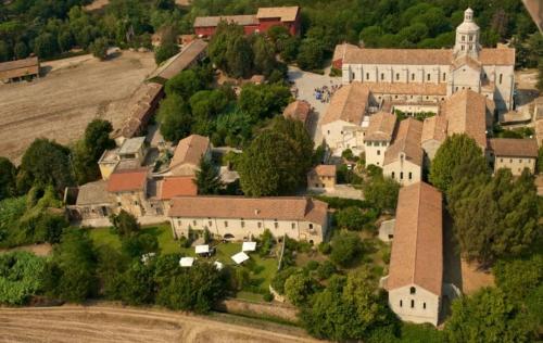 una vista aerea di una piccola città con una chiesa di Casette rosse nel borgo medievale di Fossanova a Latina