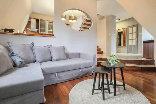 uma sala de estar com um sofá e uma mesa em Appartamento Quattroporte em Budapeste