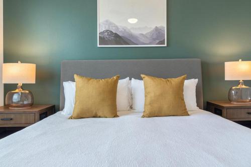 Llit o llits en una habitació de Landing at Axis Waterfront - 2 Bedrooms in Downtown Benbrook