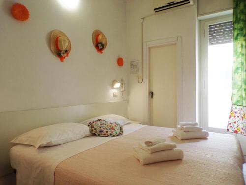 um quarto com uma cama com toalhas em Hotel Graziella Mare em Rimini