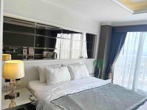 Un dormitorio con una cama grande y una ventana en The StateTower River View Silom High Floor near BTS with individual Hi-speed WIFI en Bangkok