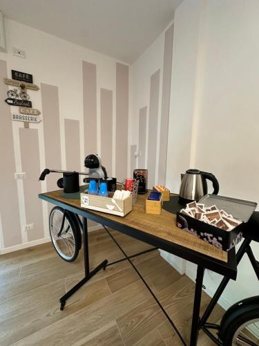 einen Tisch mit einem Laptop darüber in der Unterkunft Camera Brera Difronte San Siro in Mailand
