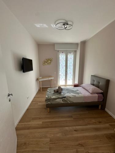 ein Schlafzimmer mit einem Bett mit einem Teddybär drauf in der Unterkunft Camera Brera Difronte San Siro in Mailand