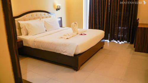 Uma cama ou camas num quarto em Destino Luxe- A Luxury Hotel