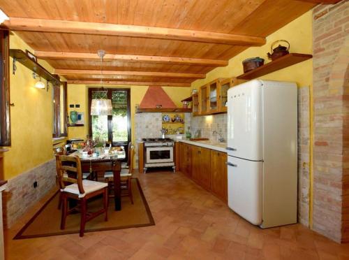 Una cocina o zona de cocina en Rustic Country house