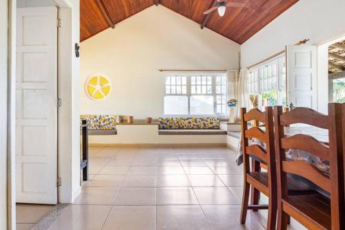 cocina con suelo de baldosa grande y paredes blancas en Casa 4 quartos, 2 suítes c/ acessibilidade en São Pedro da Aldeia