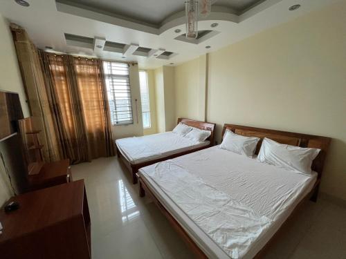two beds in a small room with at Bảo An Hotel- Tuần Châu Hạ Long in Ha Long