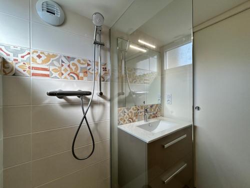 ein Bad mit einer Dusche und einem Waschbecken in der Unterkunft 357 - Appartement T3 à 100m de l'Anse du Croc. in Frehel