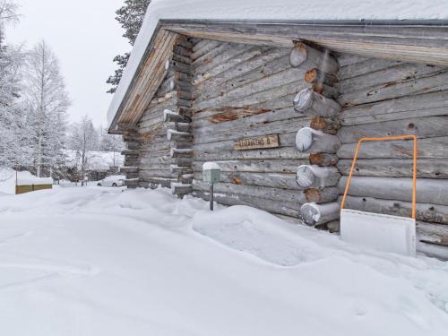 une cabane en rondins avec de la neige sur son côté dans l'établissement Holiday Home Keidaskero b 9 by Interhome, à Pyhätunturi