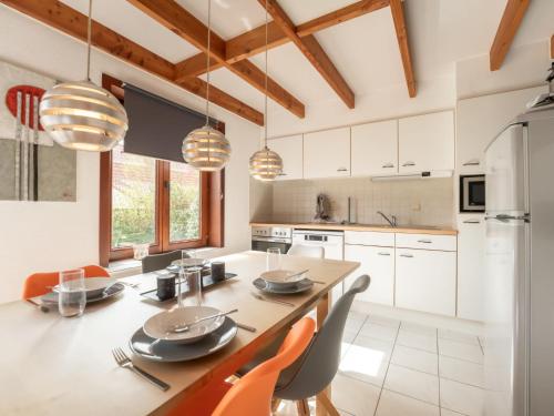 een keuken met een eettafel en stoelen bij Holiday Home Casa by Interhome in De Haan